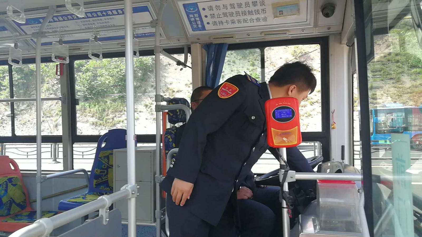 公交集團(tuán)稽查大隊(duì)開展車輛衛(wèi)生排查整治活動